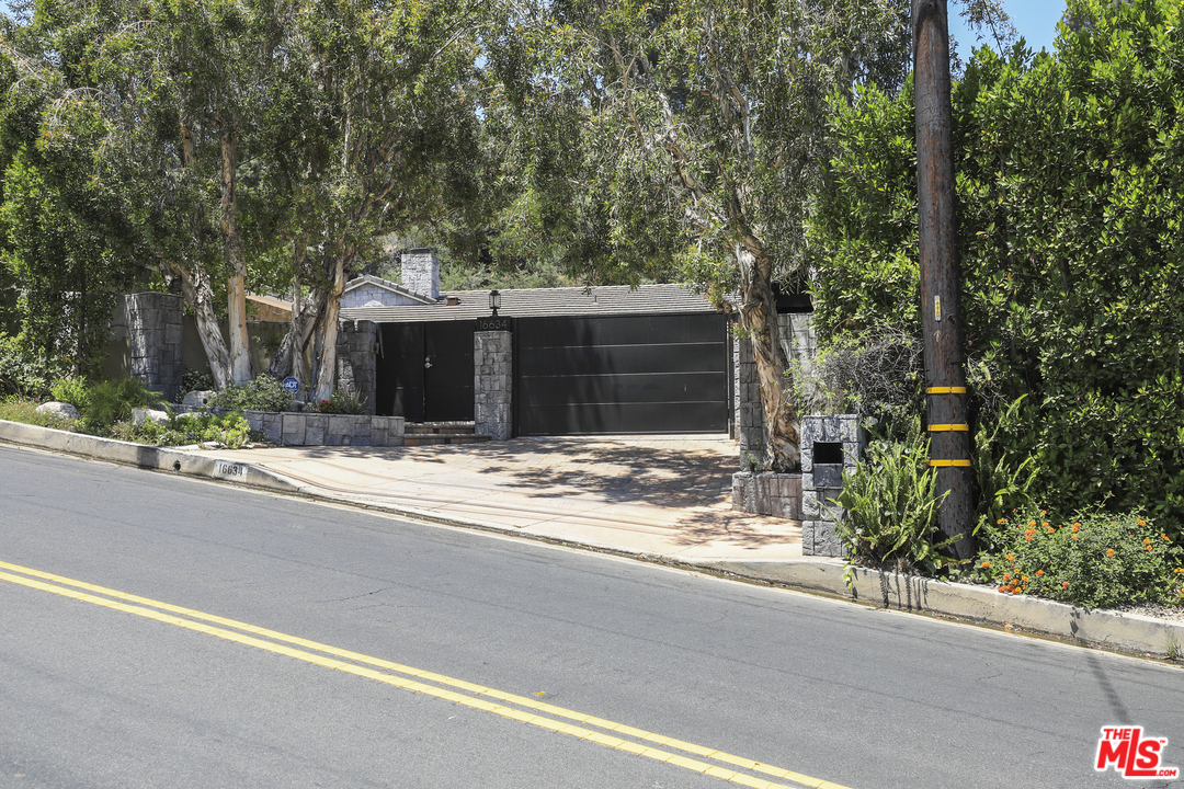 16634 Calneva Drive Encino, CA 91436 - Photo 27 of 30