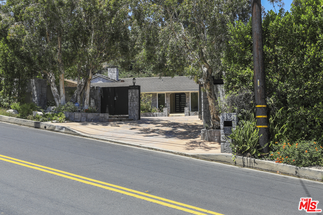 16634 Calneva Drive Encino, CA 91436 - Photo 28 of 30