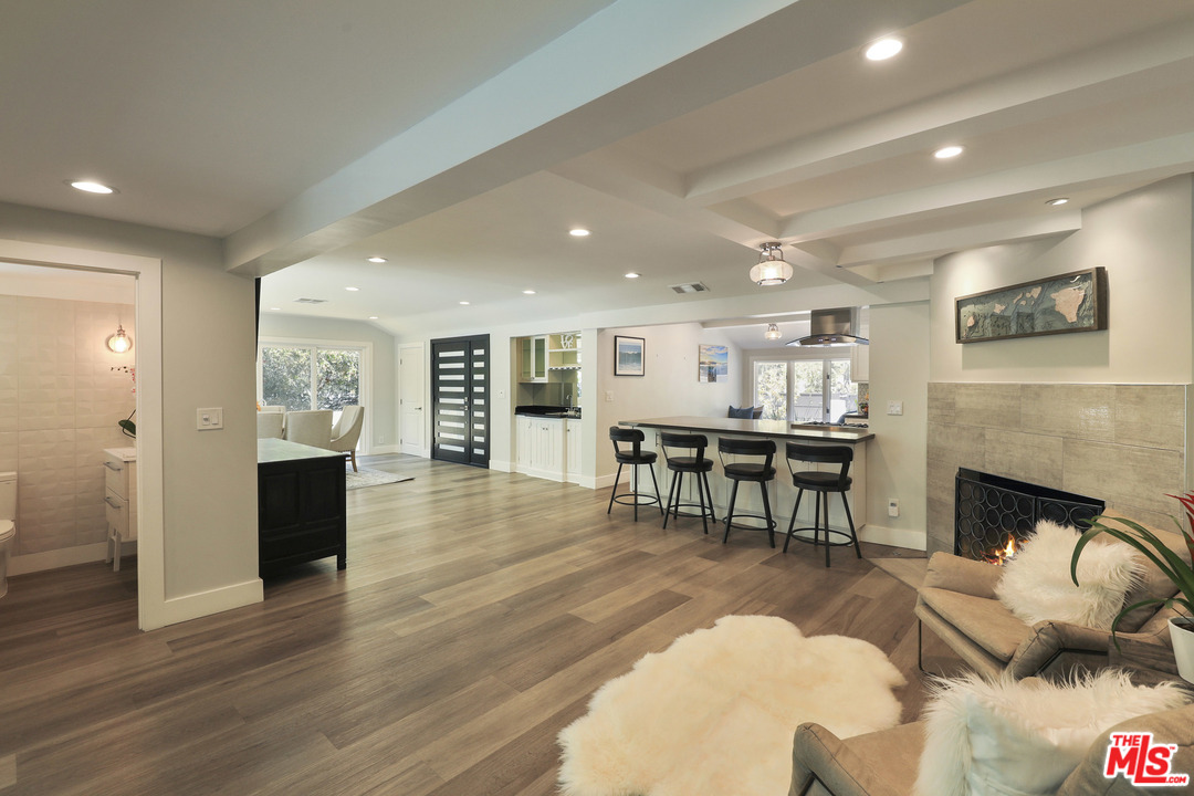 16634 Calneva Drive Encino, CA 91436 - Photo 4 of 30