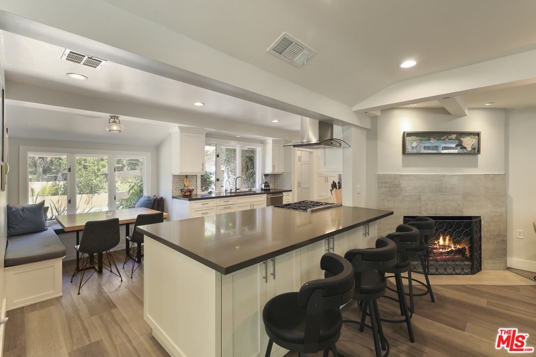 16634 Calneva Drive Encino, CA 91436 - Photo 7 of 30