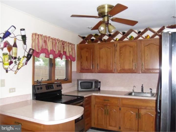109 Cobalt Cross Road Levittown, PA 19057 - Photo 10 of 25 Kitchen