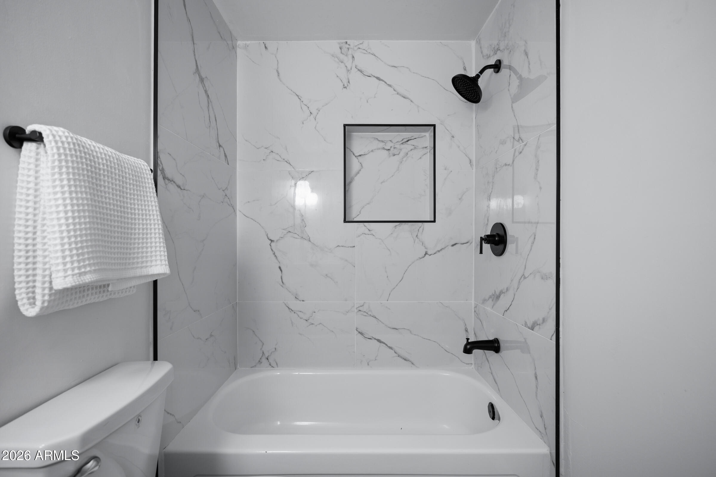 1237 East Ruth Avenue Phoenix, AZ 85020 - Photo 23 of 38 a bathroom with a bathtub