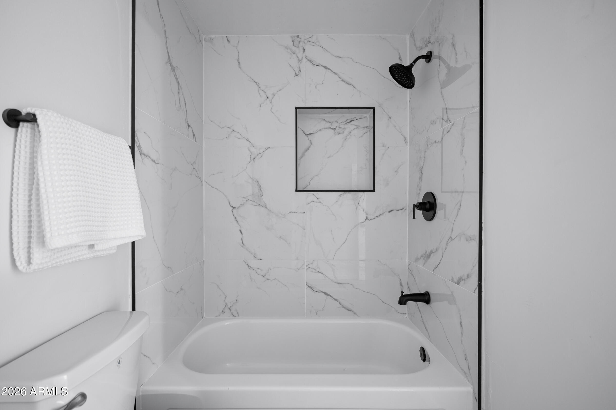 1237 East Ruth Avenue Phoenix, AZ 85020 - Photo 24 of 38 a bathroom with a bathtub