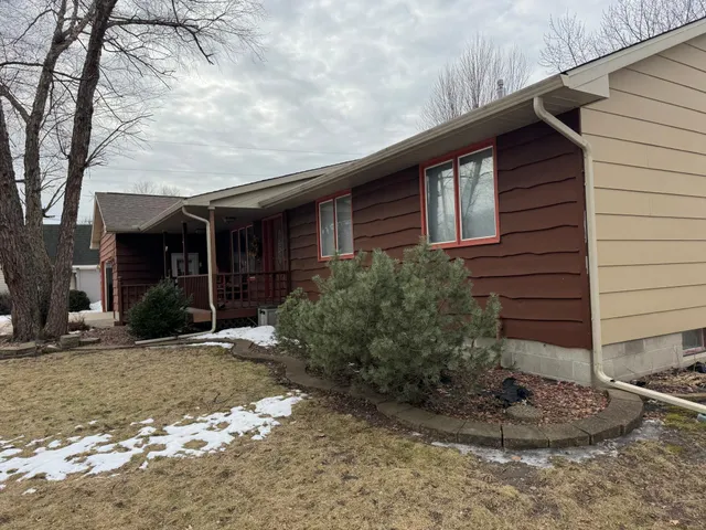 $299,900 | 1807 Brookside Drive, Albert Lea, MN 56007
