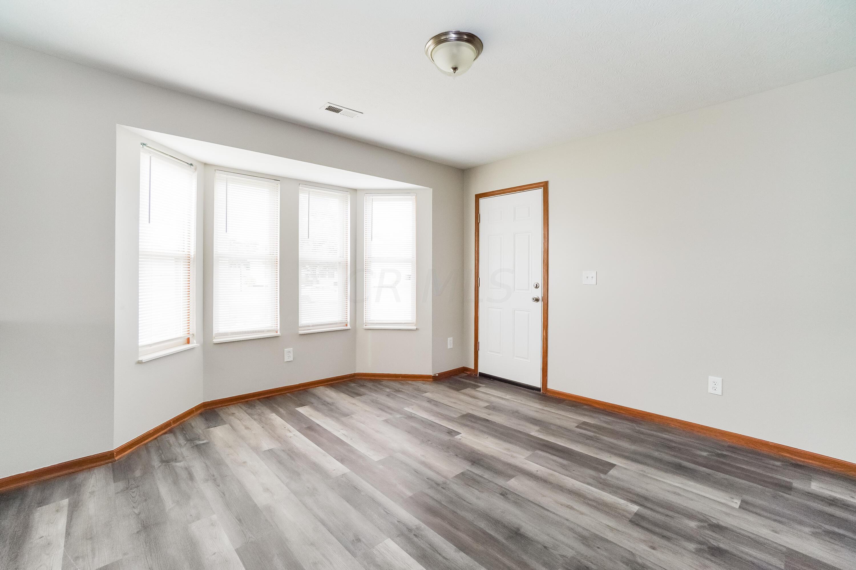 411 Lockbay Road Commercial Point, OH 43116 - Photo 5 of 17 021-photo-dining-room-12930855