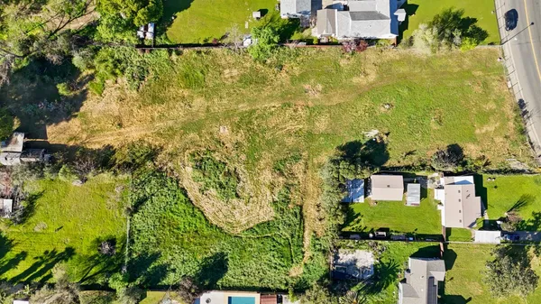 a view of yard with green space