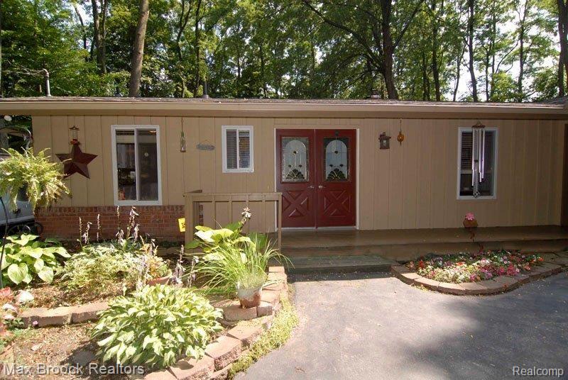 8491 Foster Road Clarkston, MI 48346 - Photo 2 of 24 Front Entrance