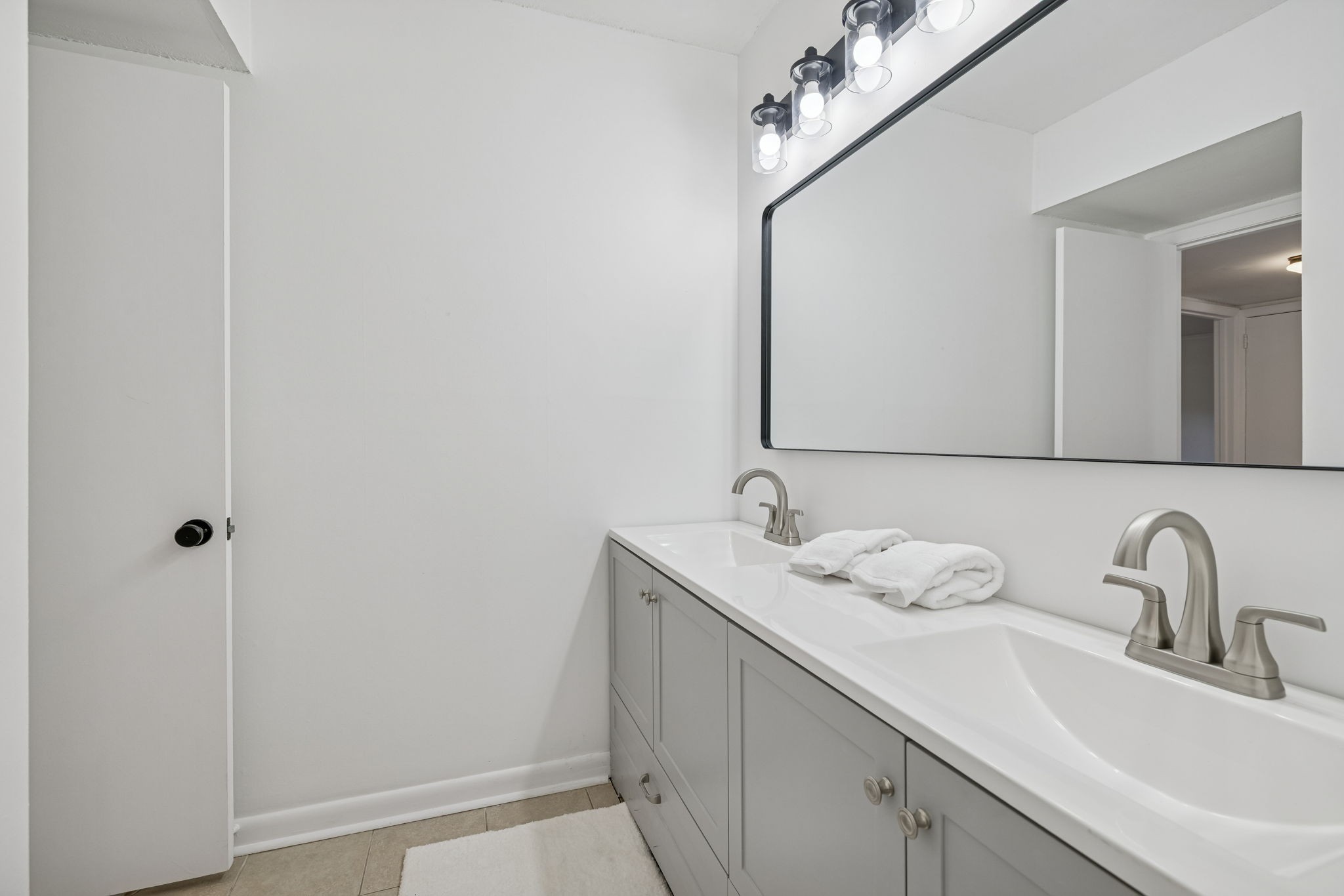 21 Vaughns Gap Road, Unit 14 Nashville, TN 37205 - Photo 23 of 26 a bathroom with a sink and a mirror