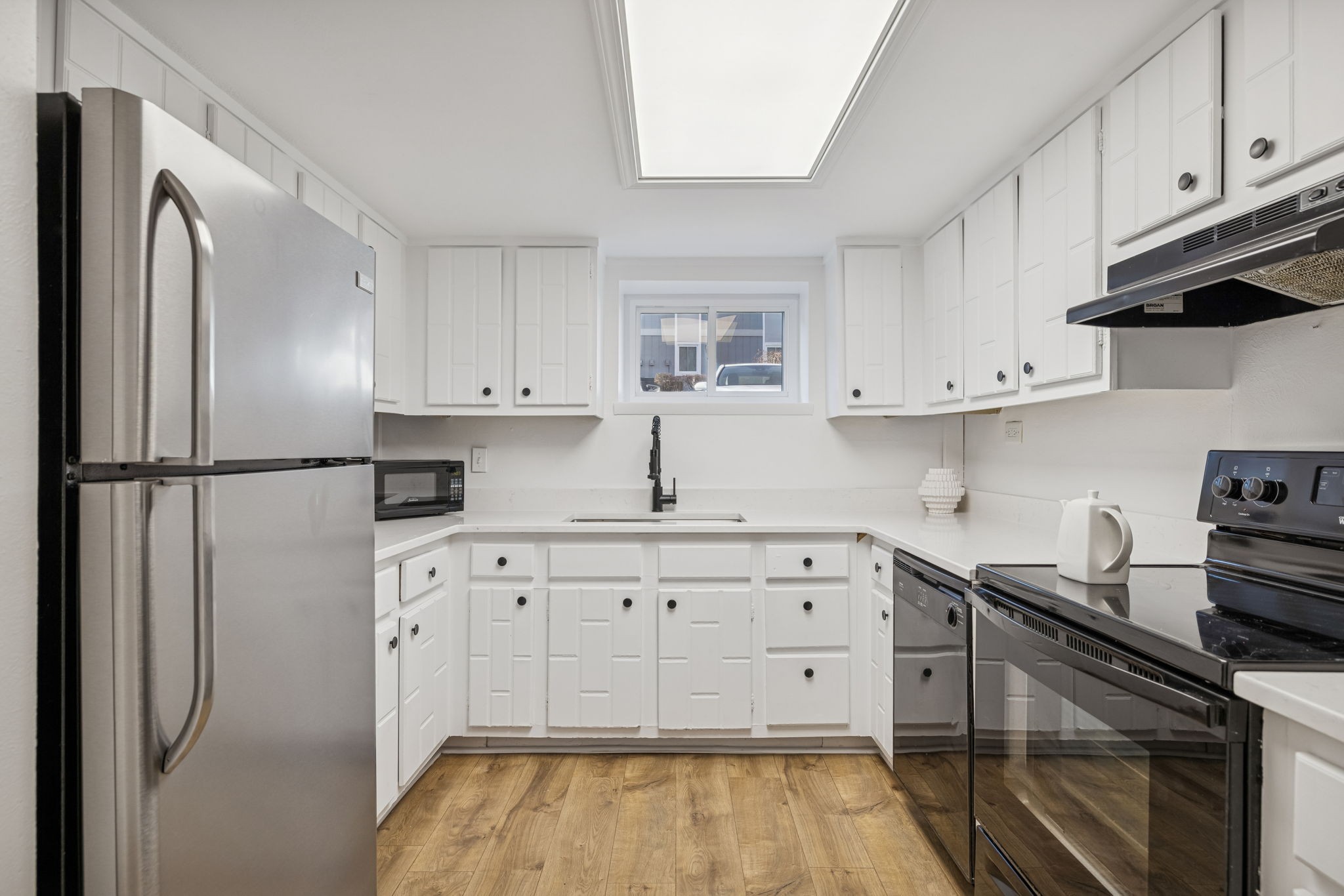 21 Vaughns Gap Road, Unit 14 Nashville, TN 37205 - Photo 7 of 26 a kitchen with stainless steel appliances granite countertop a refrigerator sink and cabinets