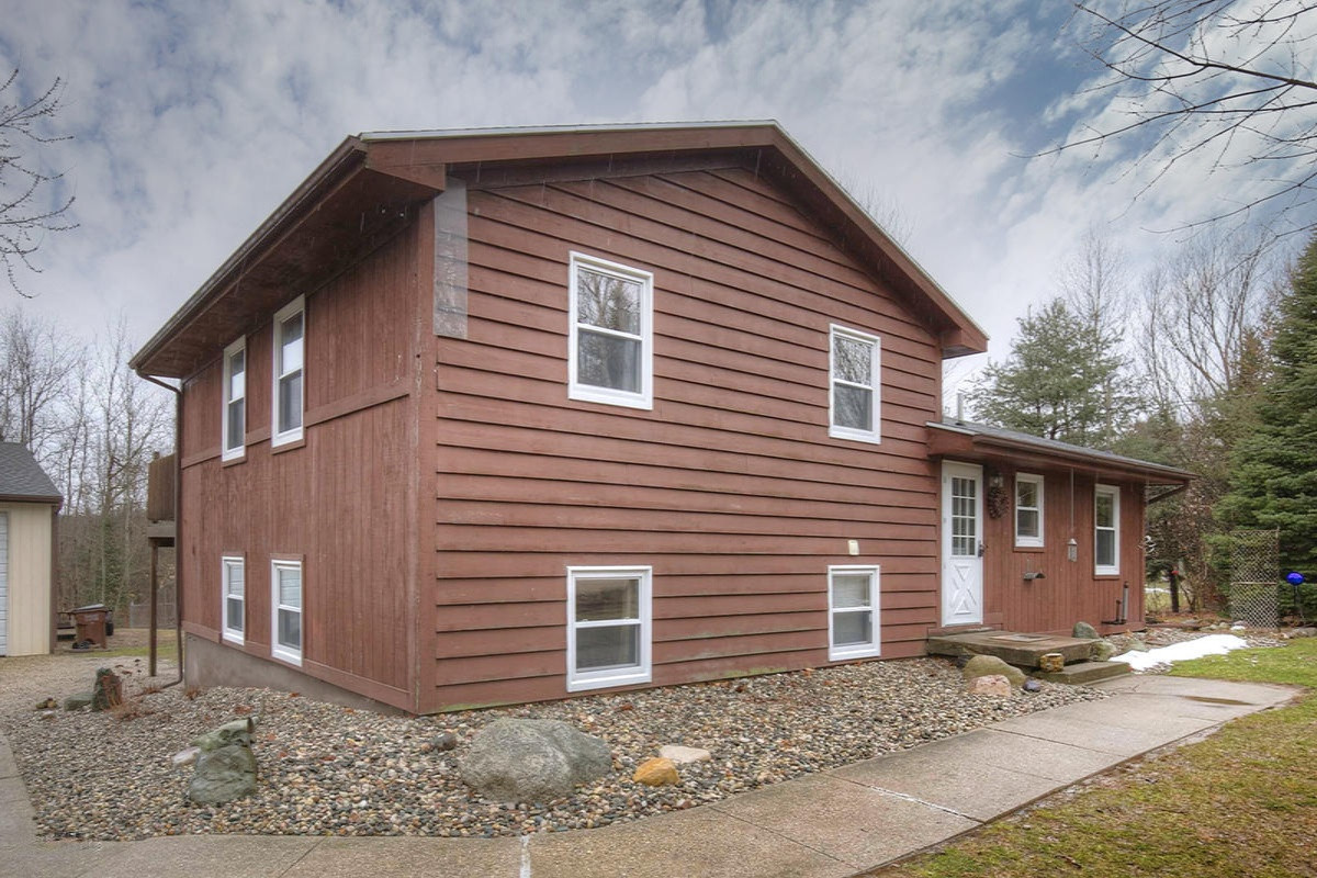11250 Belding Road Northeast Belding, MI 48809 - Photo 3 of 30 IMG_1127