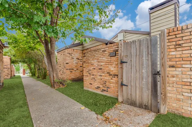 $1,275 | 3930 Portland Street, Unit 3932, Irving, TX 75038