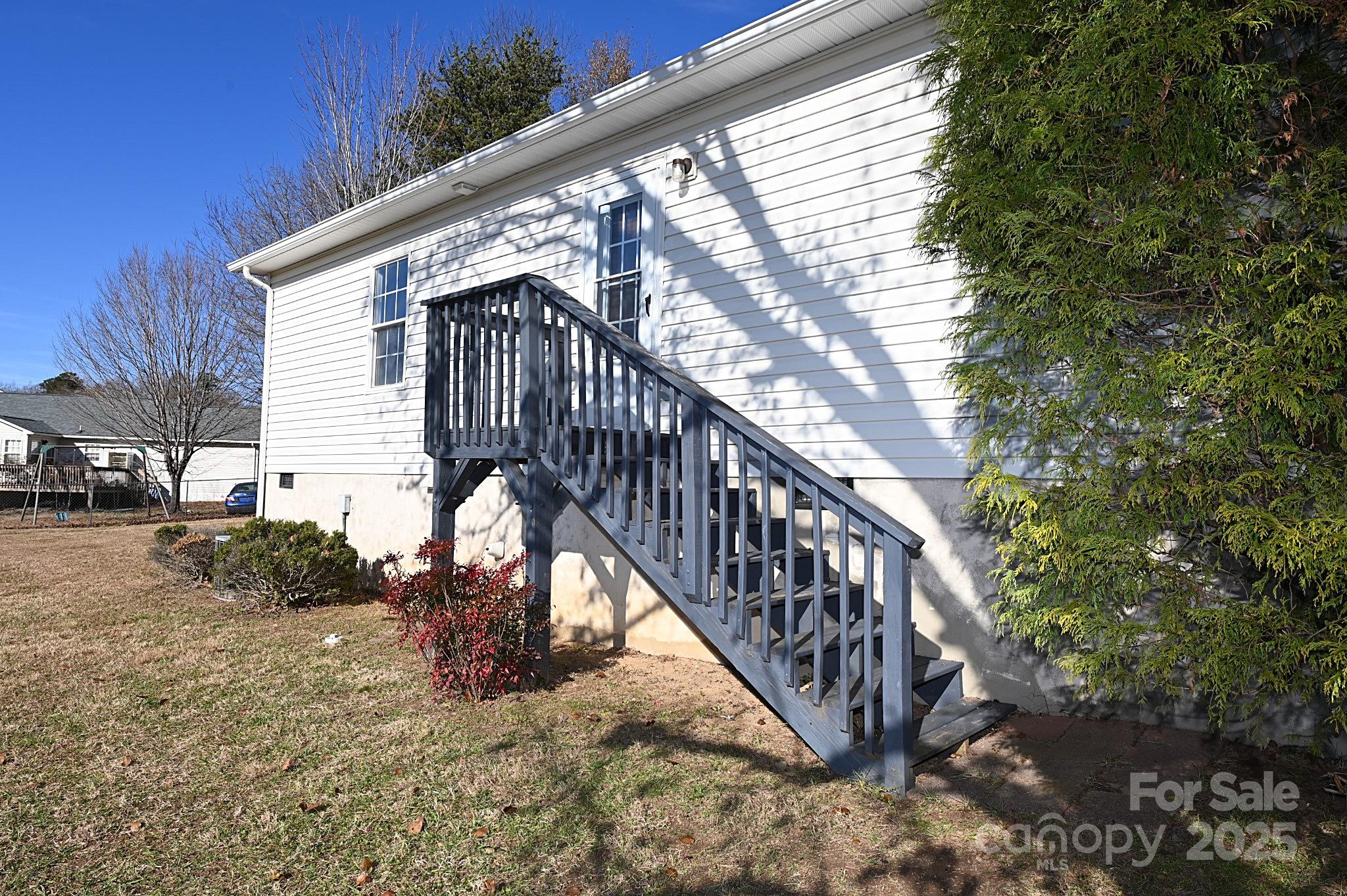 621 23rd Street Northwest Hickory, NC 28601 - Photo 31 of 35 a view of balcony with wooden floor and fence