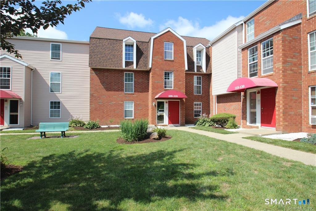 113 Heather Ridge in corner (brick front)