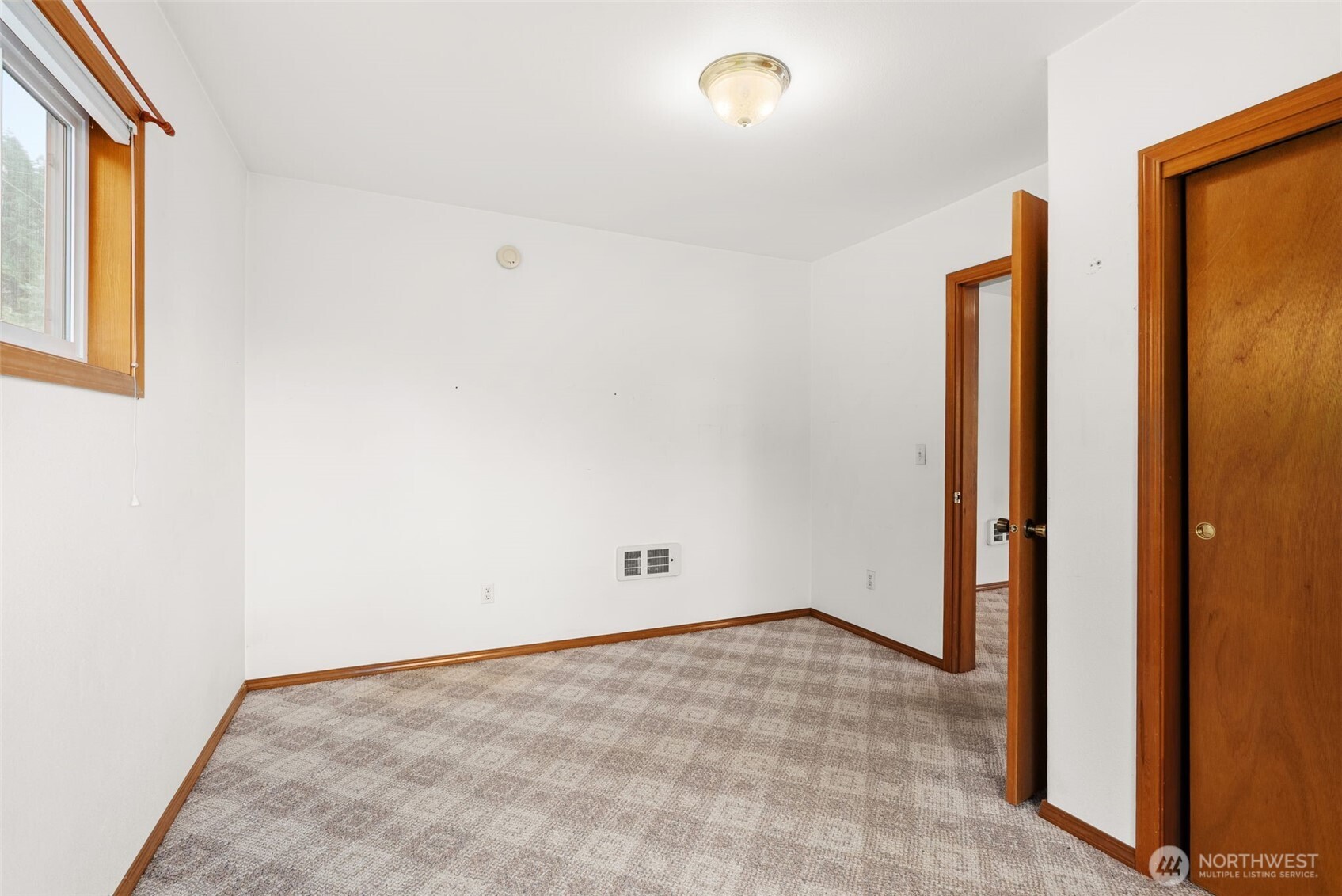 506 East Locust Street Centralia, WA 98531 - Photo 14 of 30 an empty room with windows