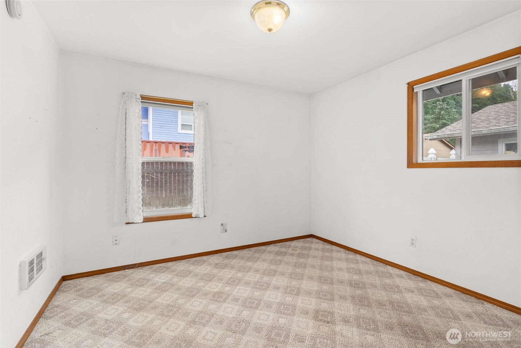 506 East Locust Street Centralia, WA 98531 - Photo 17 of 30 an empty room with a window
