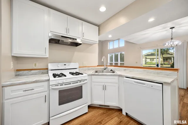 $159,900 | 1101 Eisenhower Drive, Unit A, Pekin, IL 61554