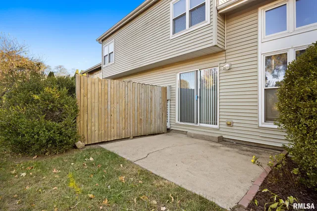 $159,900 | 1101 Eisenhower Drive, Unit A, Pekin, IL 61554