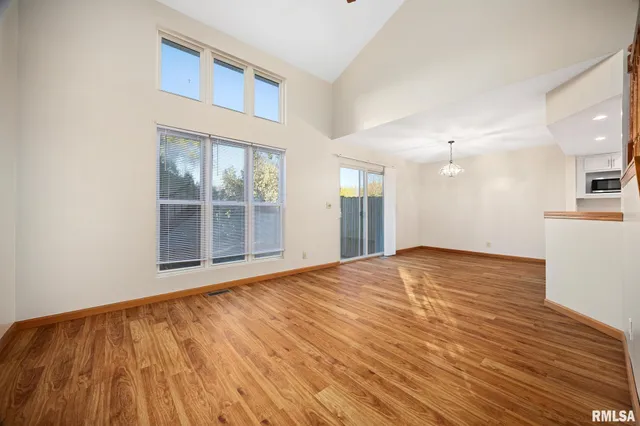 $159,900 | 1101 Eisenhower Drive, Unit A, Pekin, IL 61554