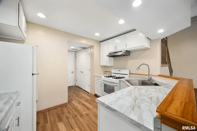 $159,900 | 1101 Eisenhower Drive, Unit A, Pekin, IL 61554