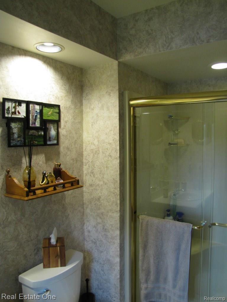 2440 Ford Road White Lake, MI 48383 - Photo 12 of 24 Master Bath2.jpg