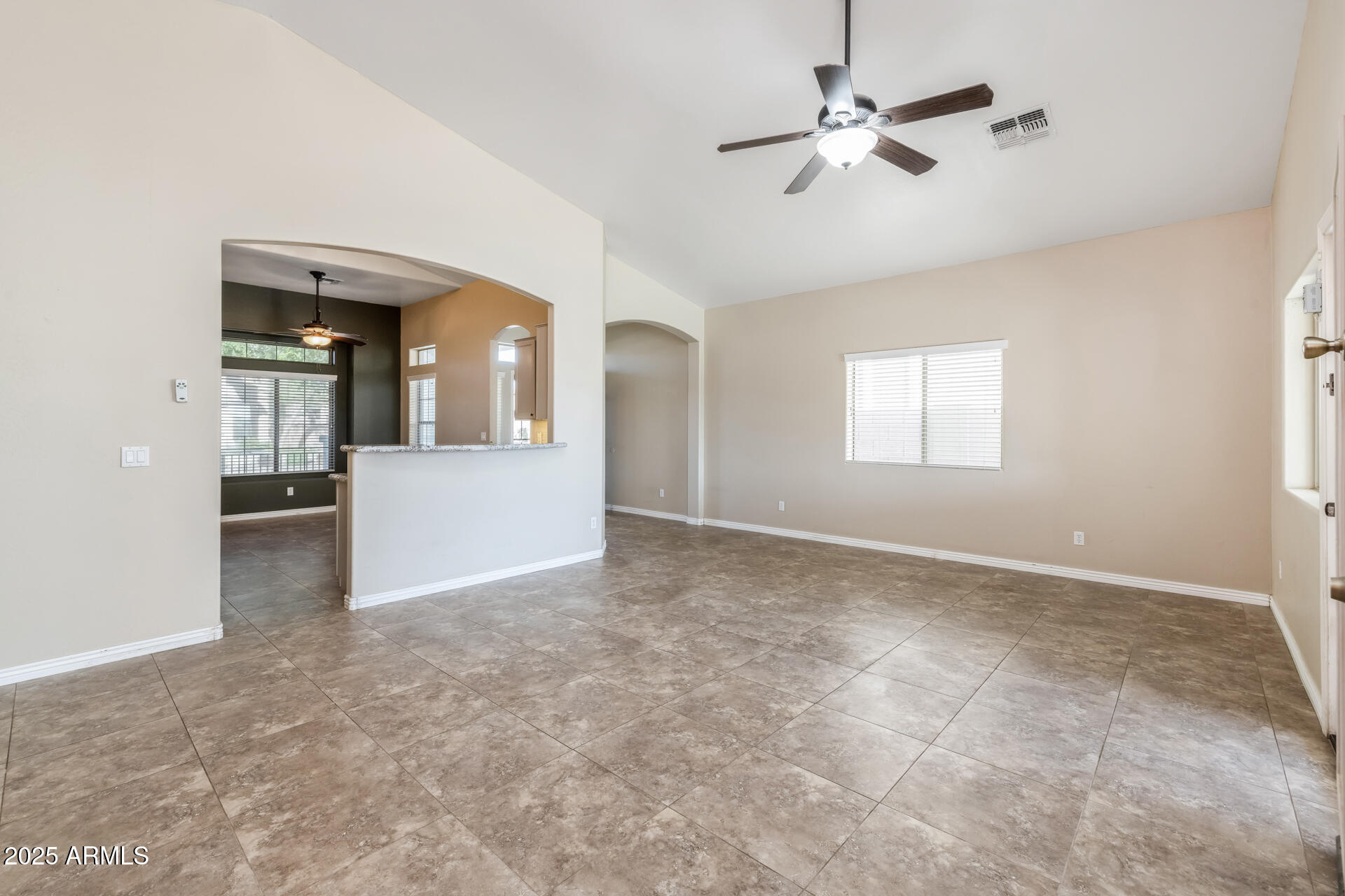 21579 Greenway Road Maricopa, AZ 85138 - Photo 7 of 51 10)GREAT ROOM