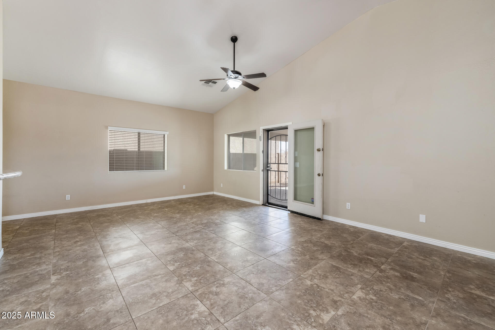 21579 Greenway Road Maricopa, AZ 85138 - Photo 8 of 51 11)GREAT ROOM
