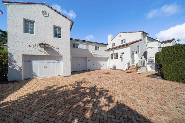 a view of a house with backyard and porch