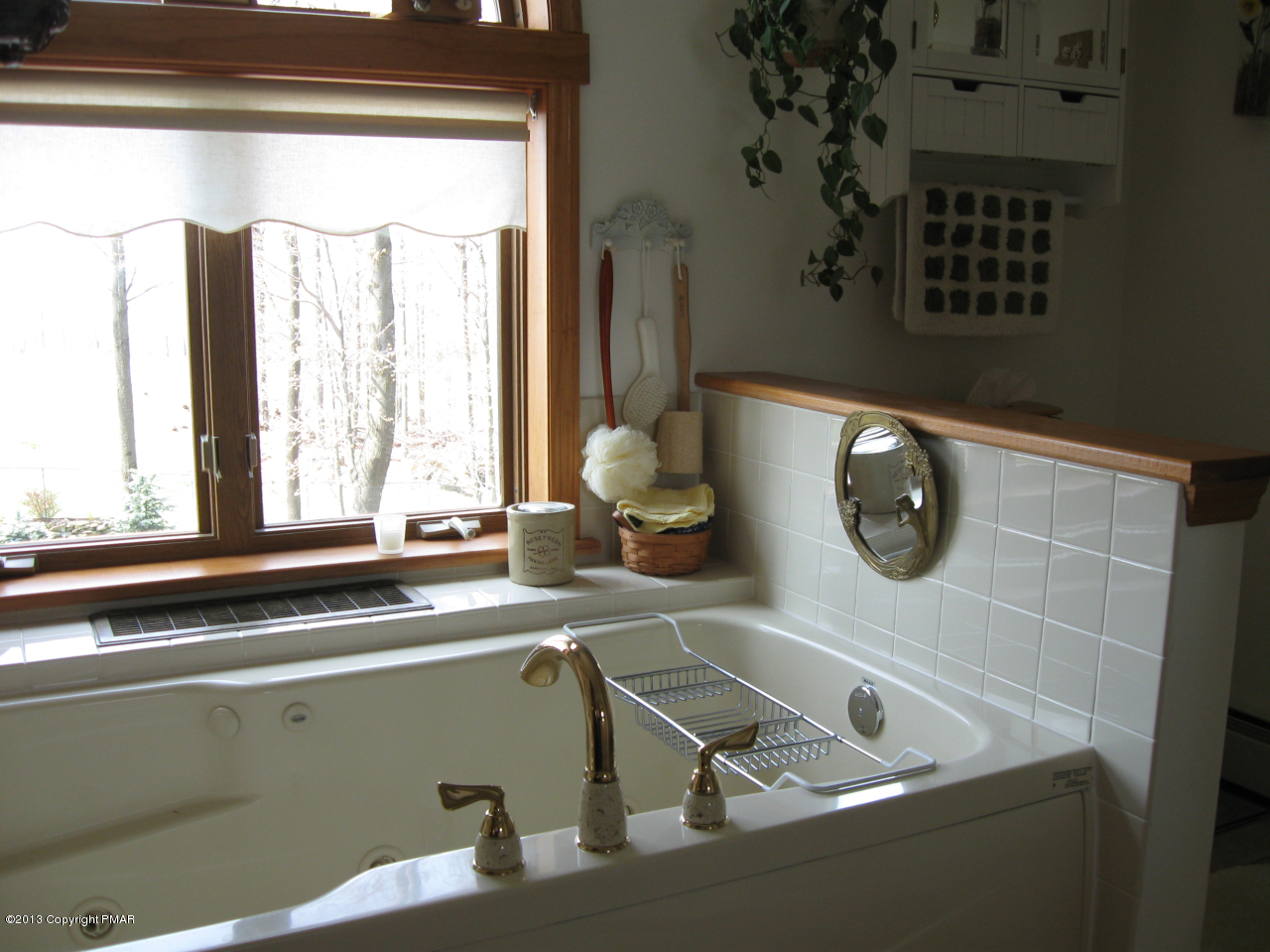 362 Fawn Road Pocono Lake, PA 18347 - Photo 27 of 49 Soaking Tub