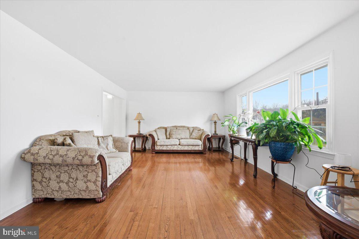 8709 Hawkins Creamery Road Gaithersburg, MD 20882 - Photo 13 of 36 Living Room