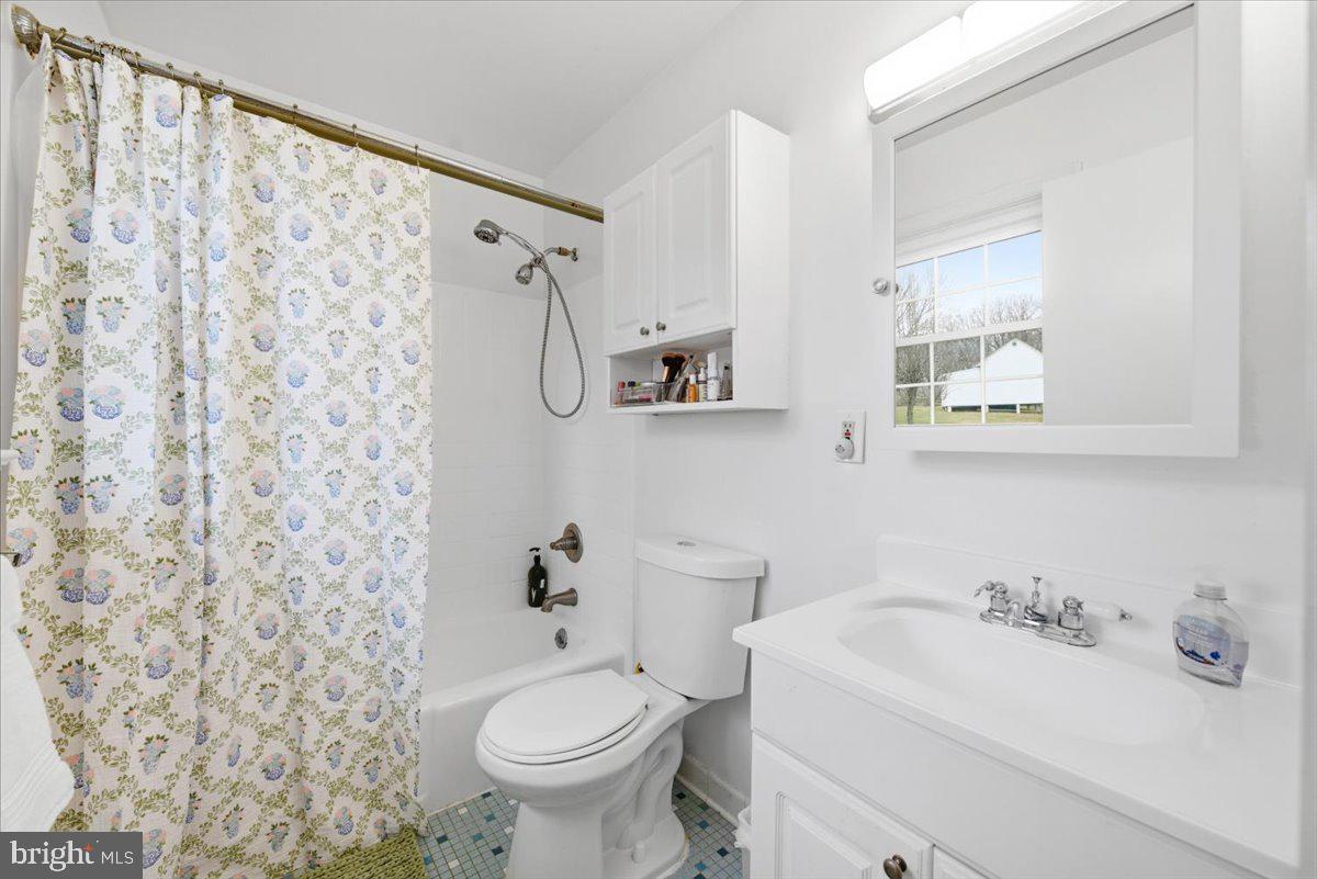 8709 Hawkins Creamery Road Gaithersburg, MD 20882 - Photo 21 of 36 Primary Bathroom