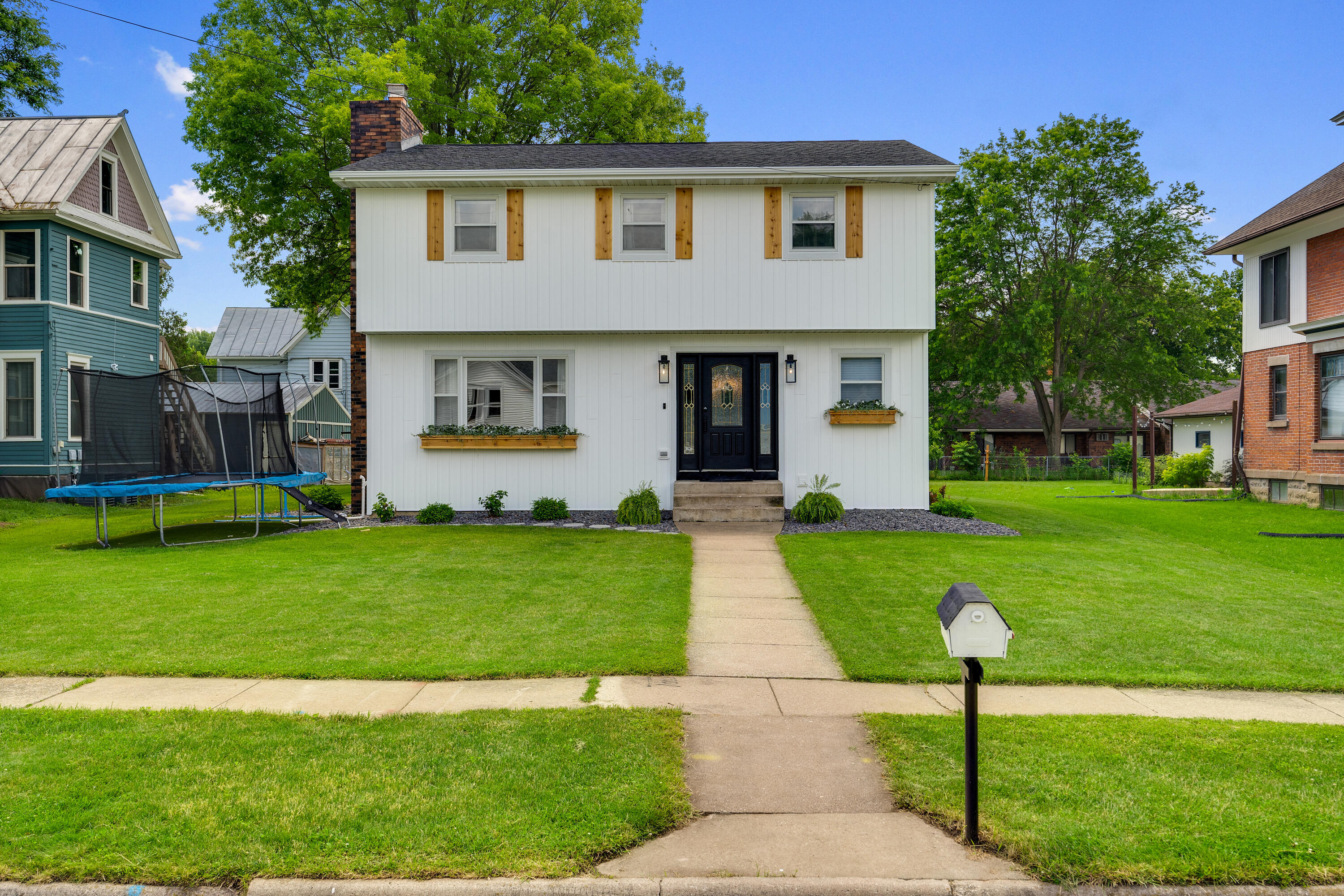 415 Hamilton St East  