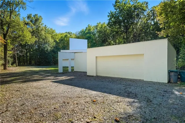 a view of a back yard