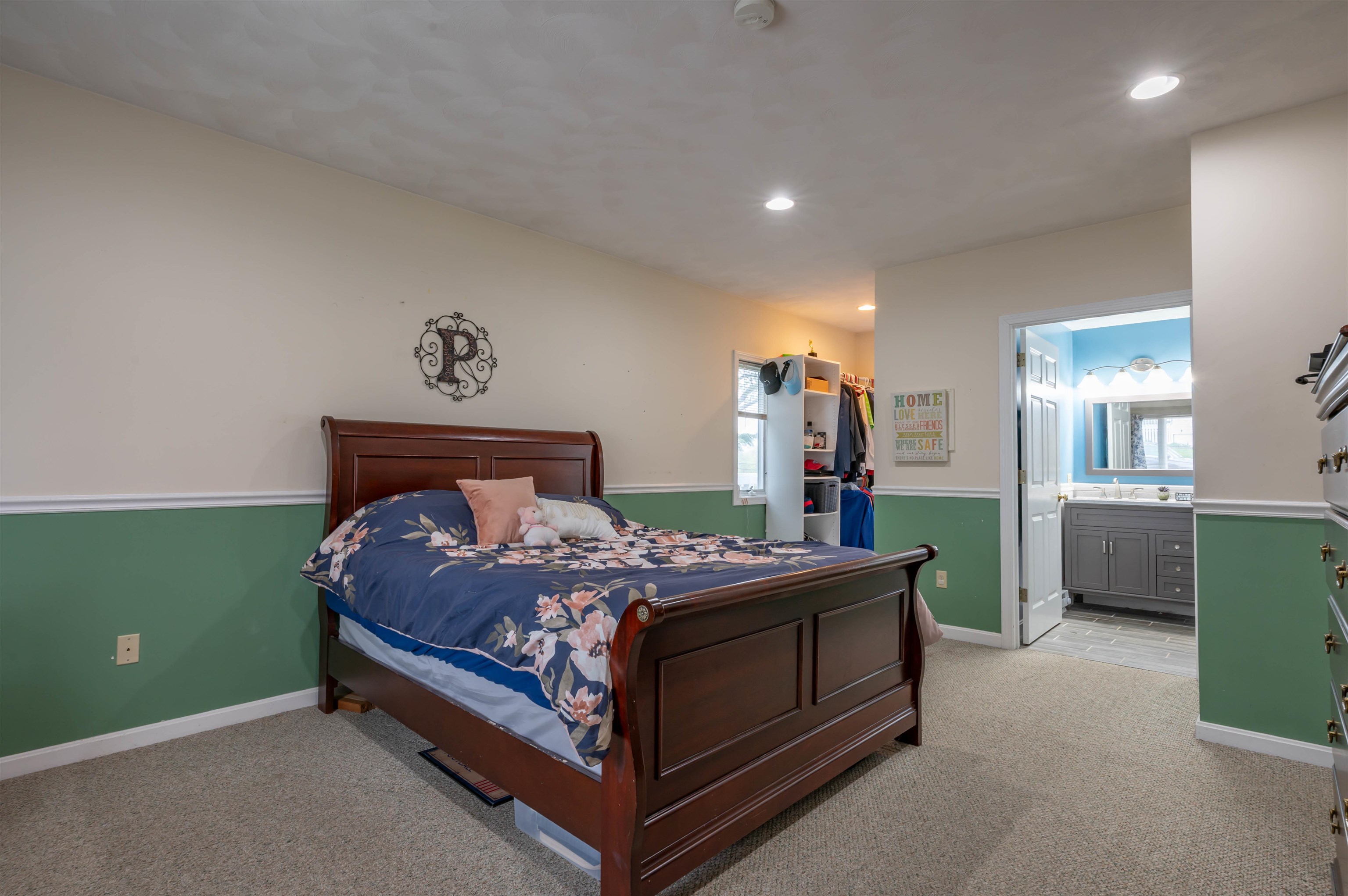 36 Simone Street Manchester, NH 03103 - Photo 5 of 48 Gallery Image 5