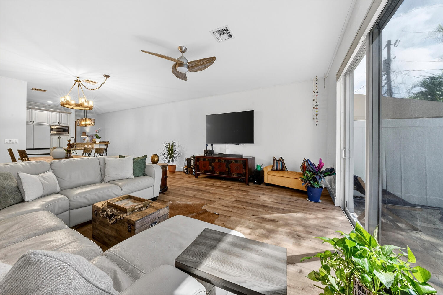 1942 Northeast 32nd Street Lighthouse Point, FL 33064 - Photo 5 of 25 1942 NE 42nd St Pompano Beach-large-005-