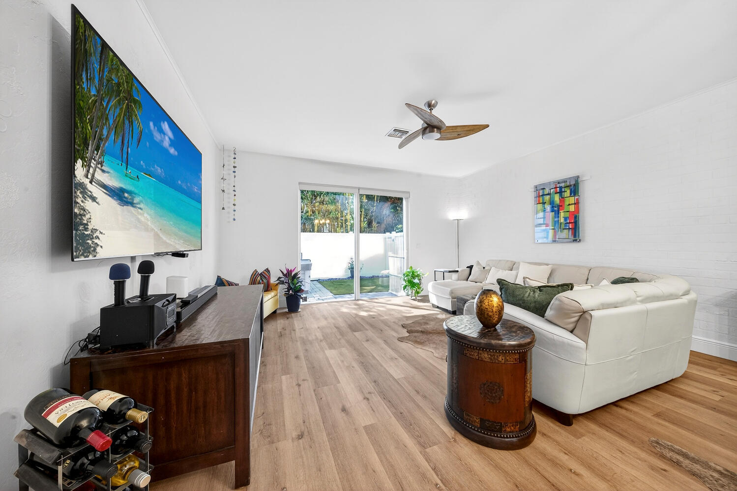 1942 Northeast 32nd Street Lighthouse Point, FL 33064 - Photo 9 of 25 1942 NE 42nd St Pompano Beach-large-008-