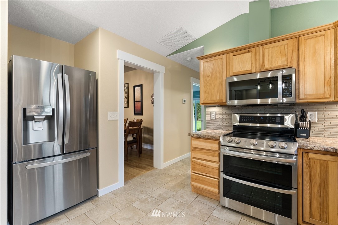 469 Brown Road East Chehalis, WA 98532 - Photo 13 of 35 a kitchen with stainless steel appliances granite countertop a refrigerator stove and microwave