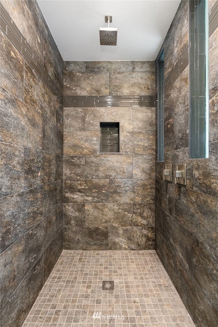 469 Brown Road East Chehalis, WA 98532 - Photo 20 of 35 a bathroom with a shower