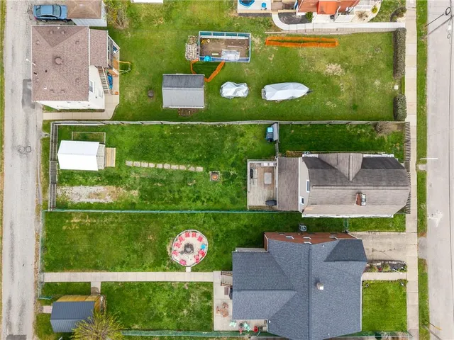 an aerial view of a house having yard