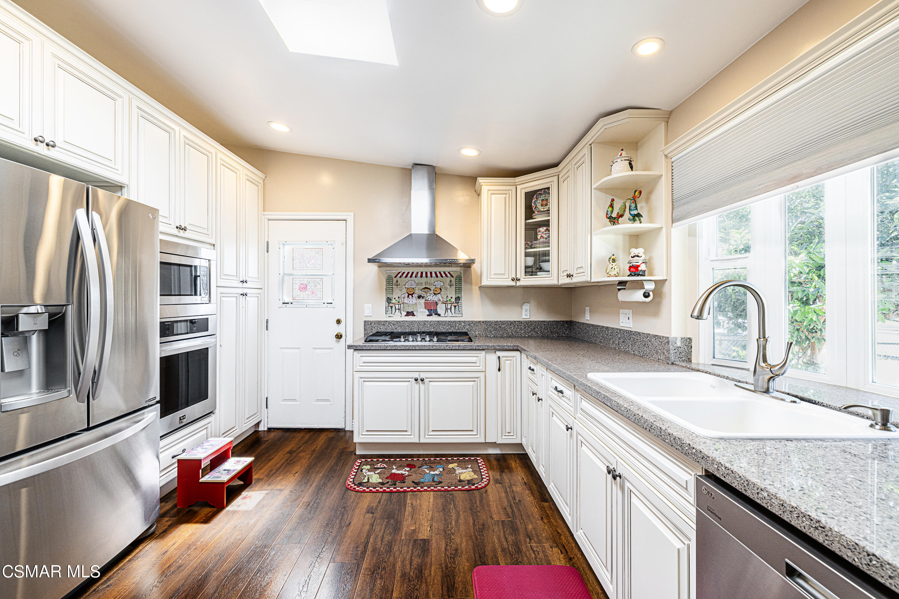3420 Madera Place Oxnard, CA 93033 - Photo 4 of 17 Kitchen 4