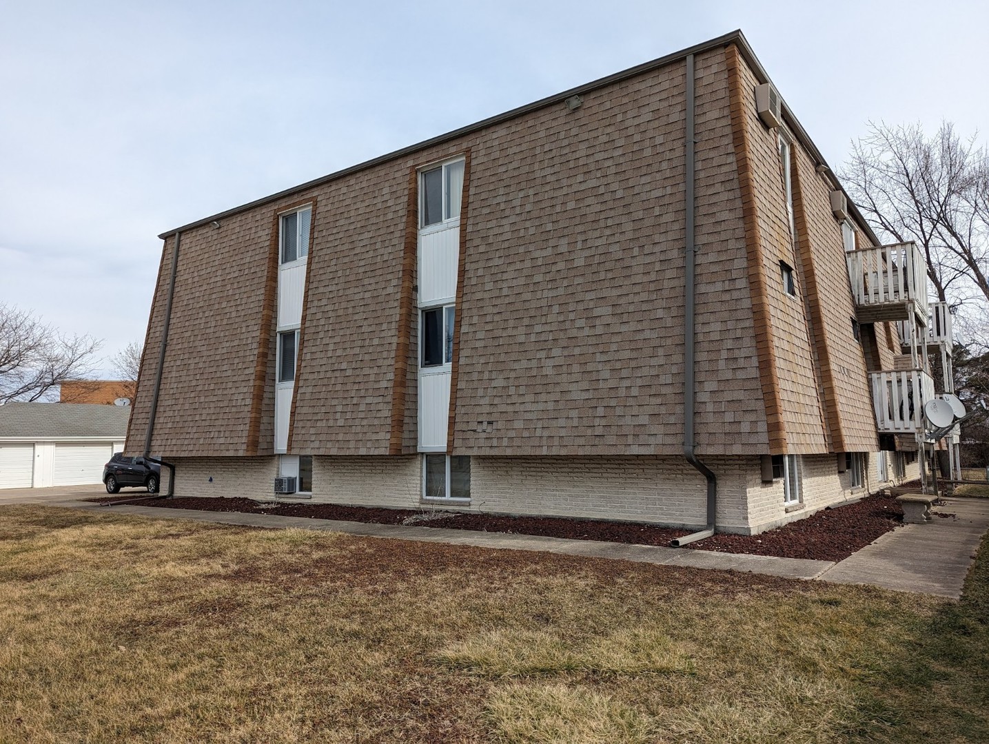 a view of a house with backyard