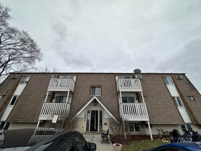 2356 Gaylord Road, Unit 3C Crest Hill, IL 60403 - Photo 3 of 9 a view of a house with a roof deck