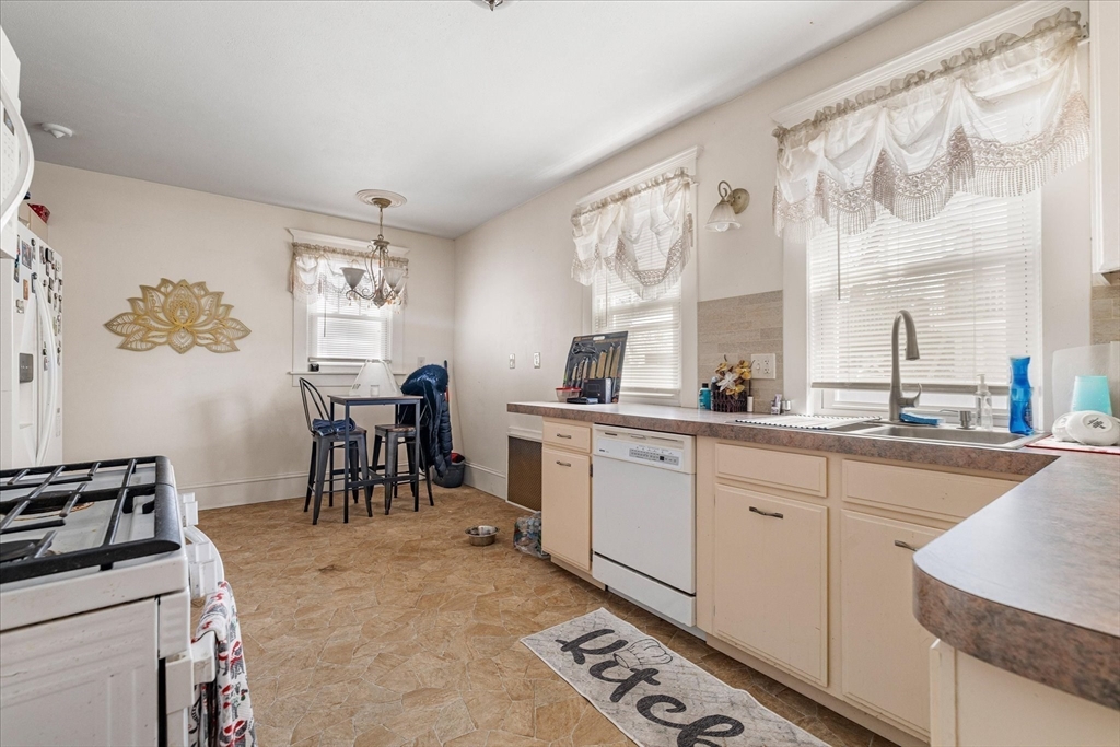 85 Narragansett Street Springfield, MA 01107 - Photo 33 of 42