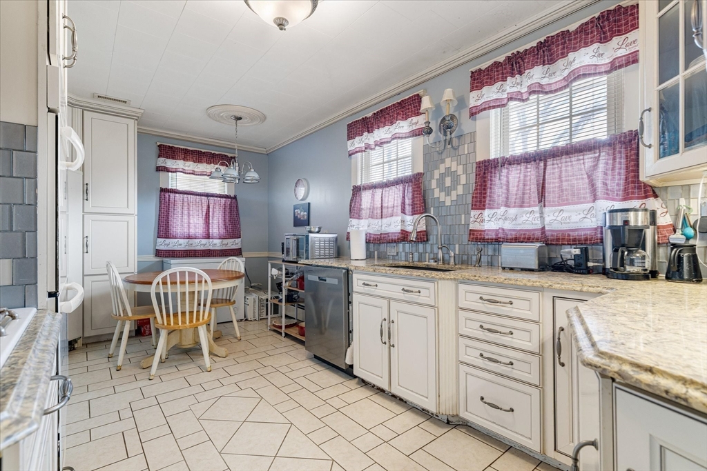 85 Narragansett Street Springfield, MA 01107 - Photo 6 of 42