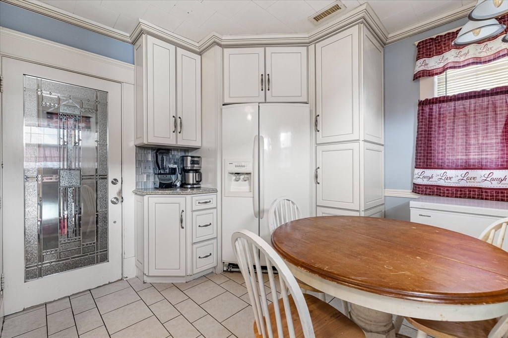 85 Narragansett Street Springfield, MA 01107 - Photo 8 of 42