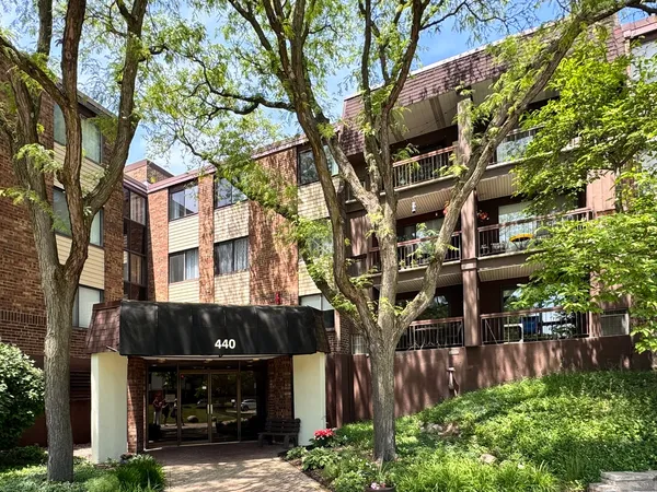 $249,900 | 440 Raintree Court, Unit 3G, Glen Ellyn, IL 60137