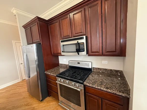 $3,000 | 2338 West Morse Avenue, Unit 2A, Chicago, IL 60645