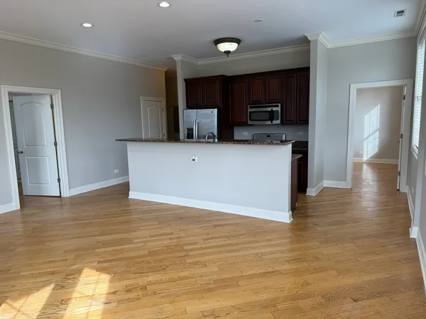 $3,000 | 2338 West Morse Avenue, Unit 2A, Chicago, IL 60645