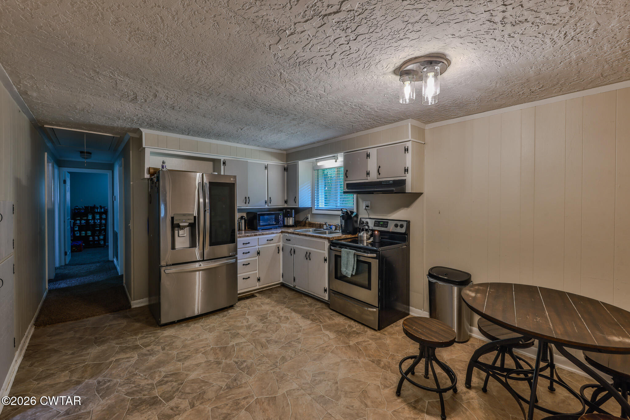 25 Shady Lane Huntingdon, TN 38344 - Photo 6 of 16 a kitchen with granite countertop a refrigerator stove and microwave