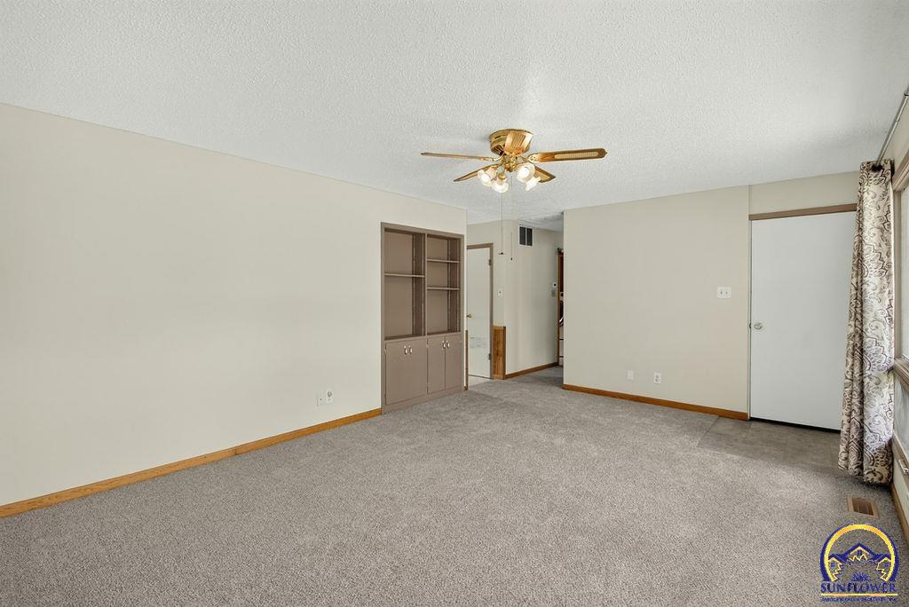 5517 Southwest 17th Terrace Topeka, KS 66604 - Photo 10 of 34