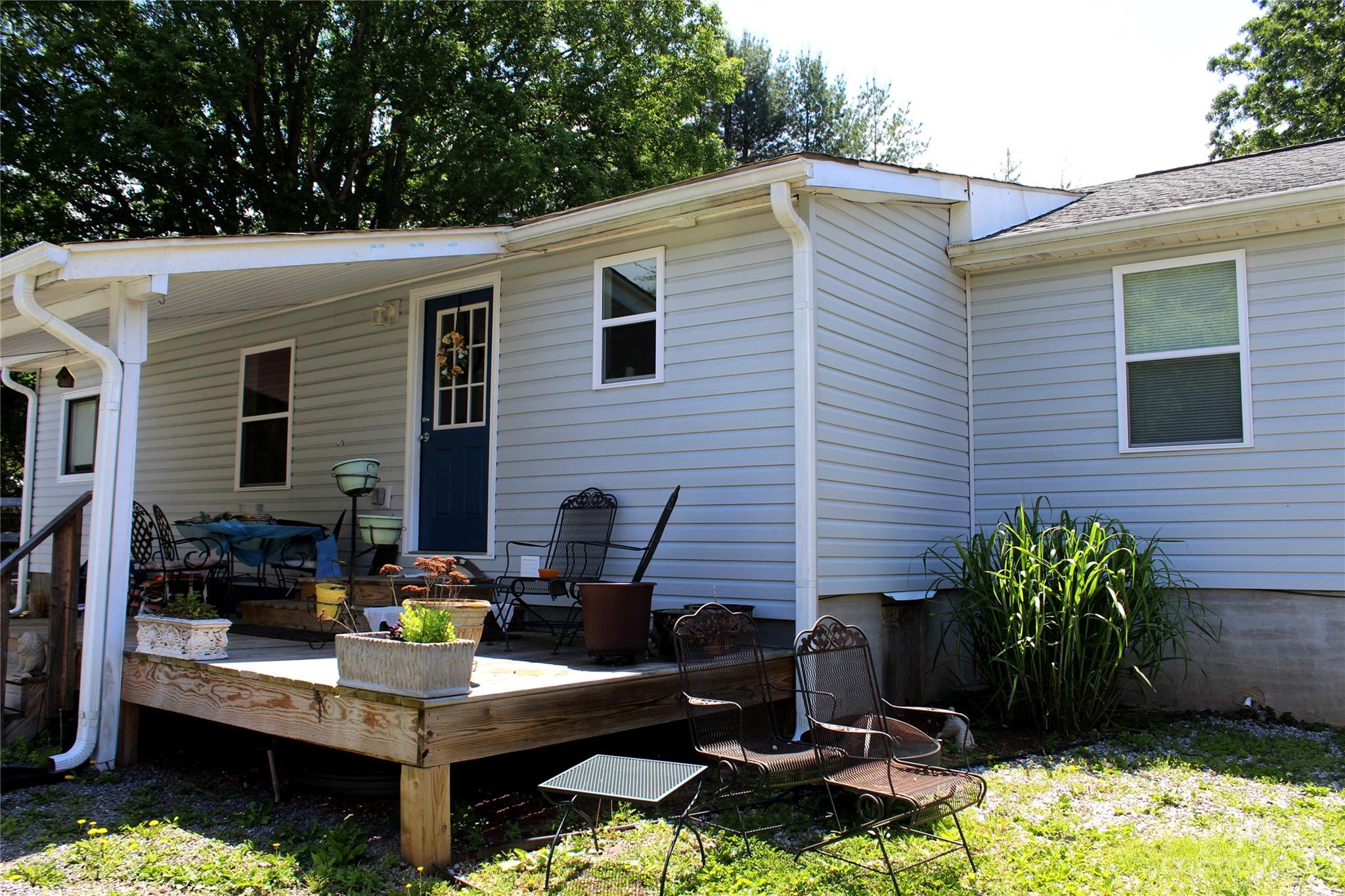 145 Lee Road Clyde, NC 28721 - Photo 2 of 3 a view of backyard with a patio